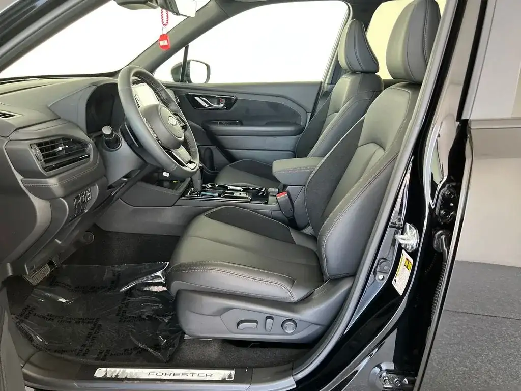 Subaru Forester, interior view of the front seats and dashboard, photo 9 of 12