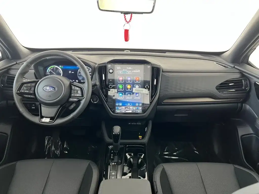 Subaru Forester, interior view of the touchscreen and console, photo 10 of 12