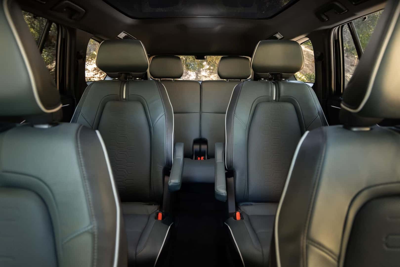 2027 Subaru Getaway Interior View of Middle Row Captain Seats