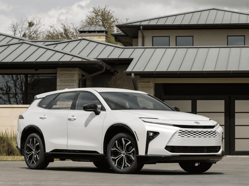2025 Toyota Crown Signia XLE OxygenWhite