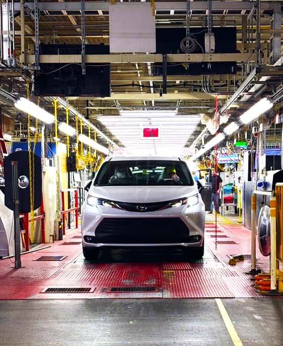 2025 Toyota Sienna Platinum Wind Chill Pearl Princeton plant