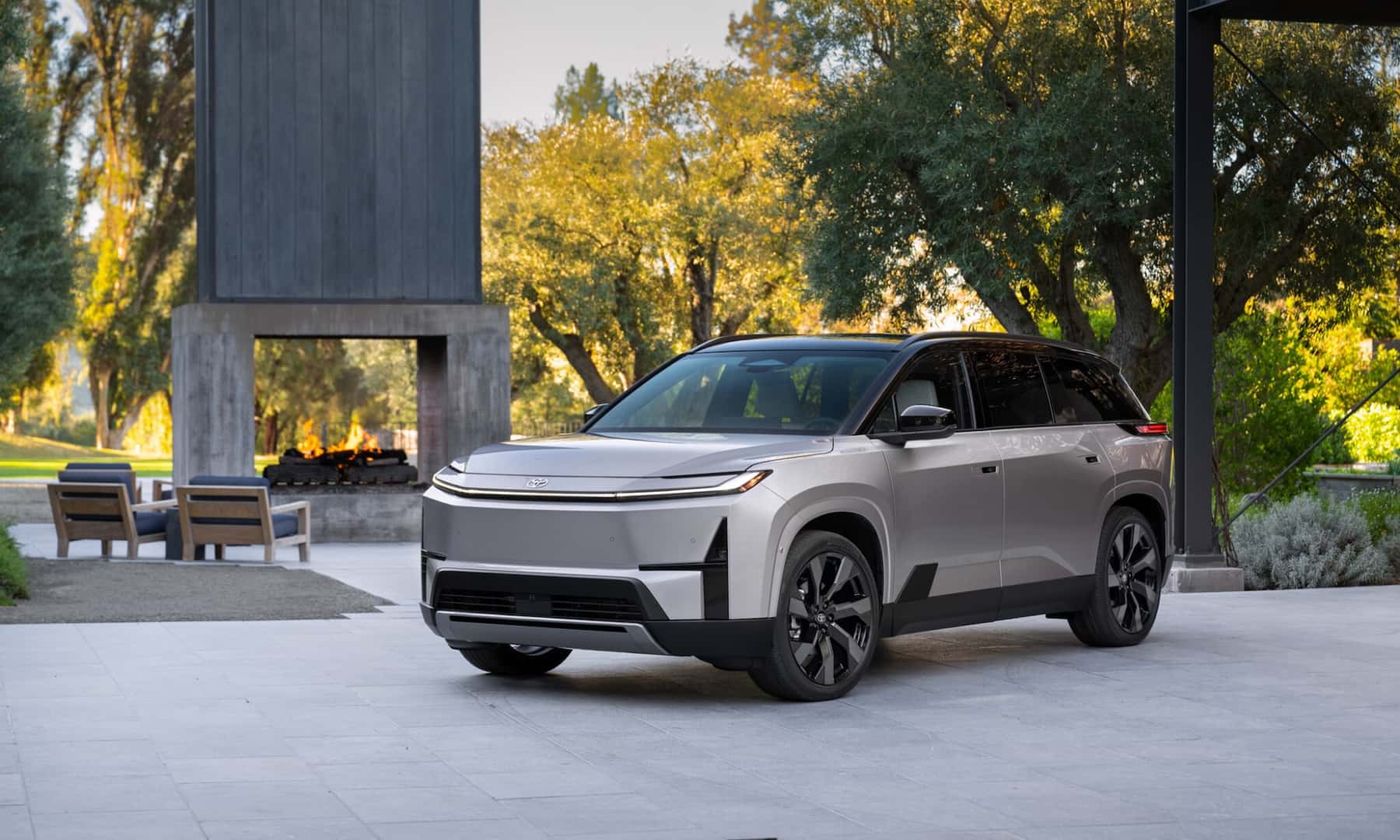 2027 Toyota Highlander Limited Parked