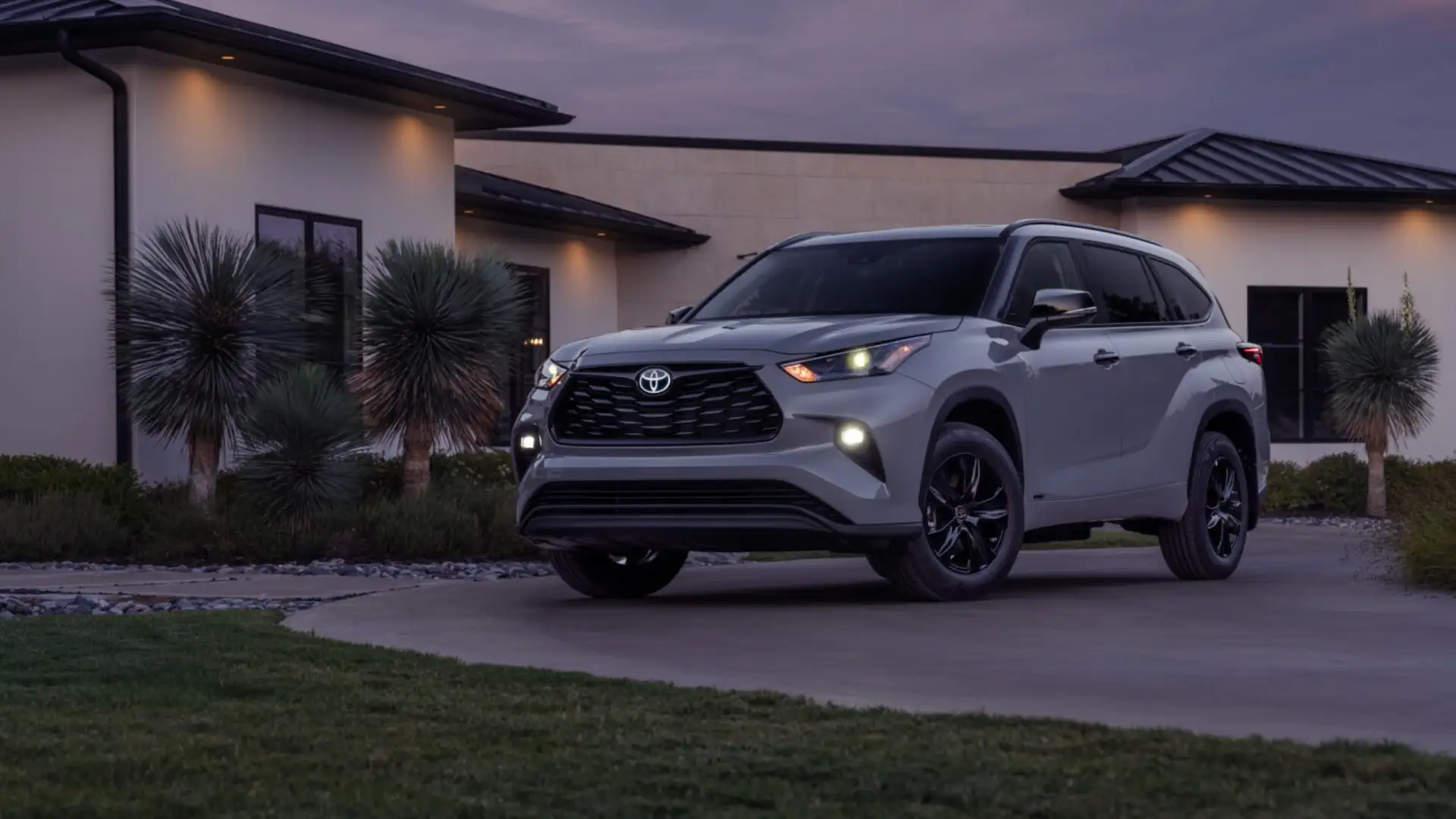 2025 Toyota Highlander Hybrid exterior parked in Hagerstown, MD showcasing bold SUV styling and hybrid efficiency